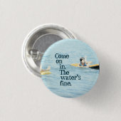 進展される。 水の罰金 缶バッジ (正面&裏面)