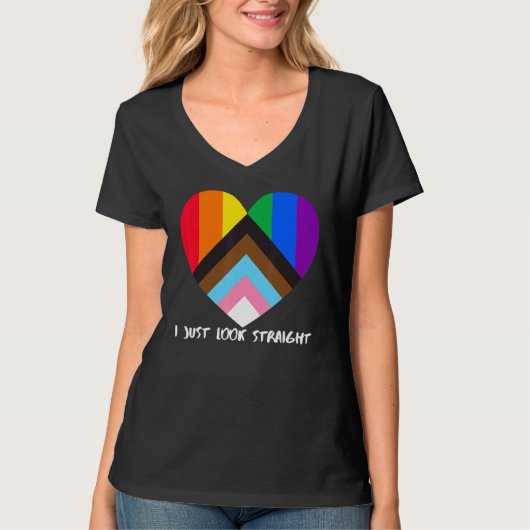 進捗プライドフラグハートの包含率I Just Look Tシャツ (正面)