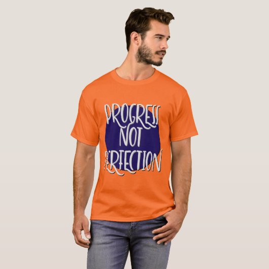 進捗状況が完全ではないスローガン Tシャツ (正面フル)