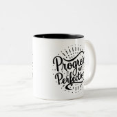 進歩が完璧ではない2トーンのコーヒーマグ ツートーンマグカップ (正面右)