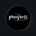 進歩の引用文を言う一感動的語 缶バッジ<br><div class="desc">完成ではなく進歩を求めて努力しなさい。メッセージ感動的とやる気を起こさせる人生のスローガンを高め前向きる引用文とことわざのデザインタイポグラフィカッコいいアート商品あなたの姿勢と良い雰囲気を定義する1つの単語を探している人のための。皮肉な引用文、気の利いたユーモアおもしろい、生意気な態度や皮肉を好む人に最適。友人素晴らしや家族が優しい、勇気と勇気を持つためのクリスマスの贈り物とインスパイア誕生日プレゼント。</div>