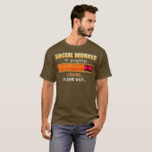 進行中のソーシャルワーカーの学位 Tシャツ (正面フル)