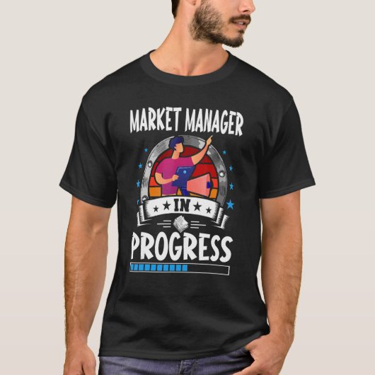 進行中のマーケットマネージャー研修生 Tシャツ (正面)