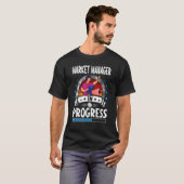 進行中のマーケットマネージャー研修生 Tシャツ (正面フル)