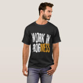 進行中の作業!Sおもしろいヴィンテージ乱雑な労働者 Tシャツ (正面フル)