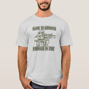 遅いです滑らかな滑らかです速い狙撃兵のギア Tシャツ