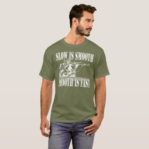 遅いです滑らかな狙撃兵のギアは Tシャツ