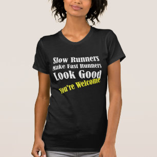 遅いランナーは速いランナーに一見をよくさせます Tシャツ