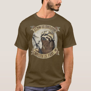 遅い滑らかな滑らかな速いスローガン Tシャツ
