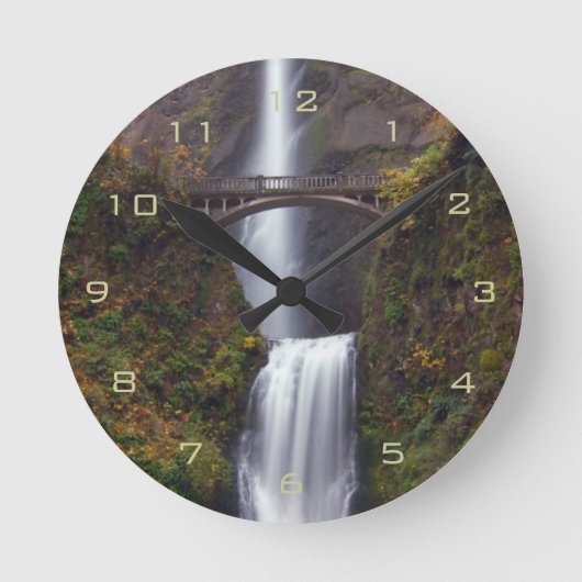 遅い秋のMultnomahの滝 ラウンド壁時計 (正面)