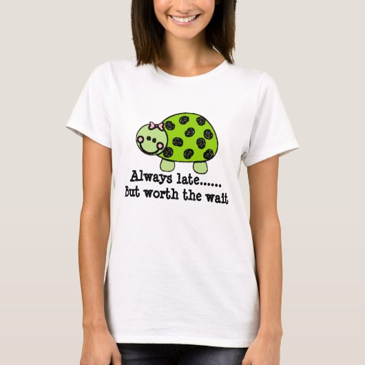 遅くしかし待ち時間の価値を持つTurtleかわいい女性または常に Tシャツ (正面)