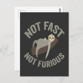 遅くないし激しくもない ナマケモノの面白いスローガン 動物 ポストカード (正面/裏面)