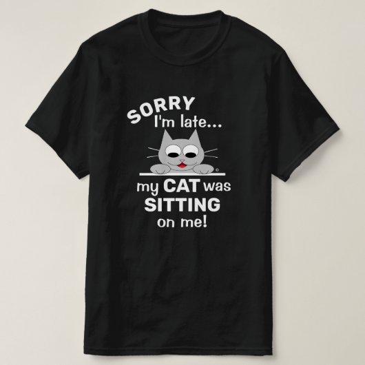 遅くなってごめんね猫が座ってたの!猫おもしろい Tシャツ (デザイン正面)