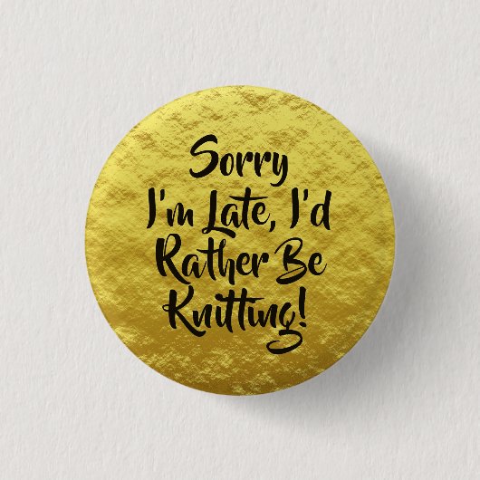 遅くなってすみません編み物!イエロー 缶バッジ (正面)