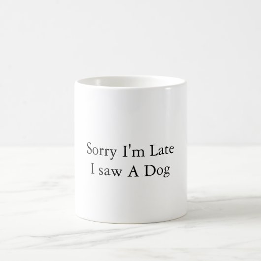 遅くなってすみません、犬を見ました – おもしろい引用文 コーヒーマグカップ (中央)