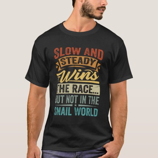 遅く着実にレースに勝つが、カタツムリには勝たない Tシャツ (正面)