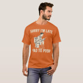 遅れてすみません、うんこしてました Tシャツ (正面フル)