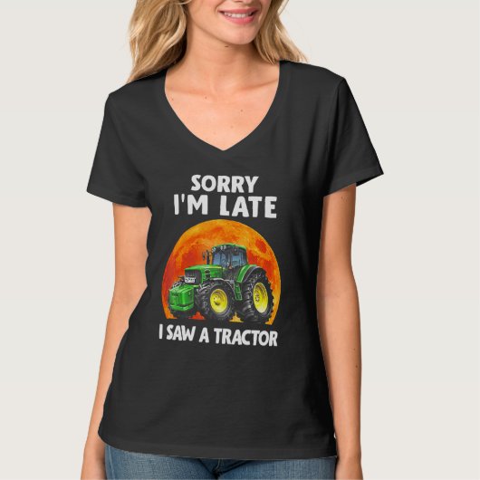 遅れてすみません!トラクターを見てました Tシャツ (正面)