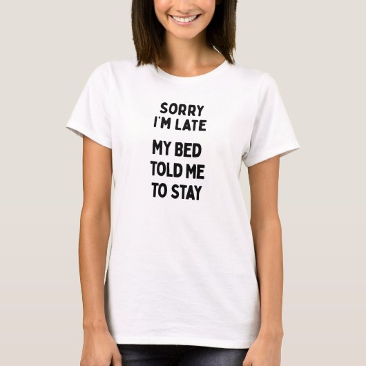 遅れてすみません&ベッド皮肉な面白いフレーズ Tシャツ (正面)