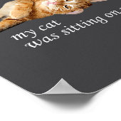 遅れてすみません、猫がのしかかってました。メンズ・レディース ポスター (角)