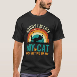 遅れてすみません。猫が私の上に座っていました - ねこ おもしろ Tシャツ