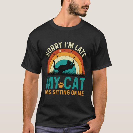 遅れてすみません。猫が私の上に座っていました - ねこ おもしろ Tシャツ (正面)