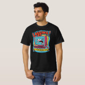 遅れ! – 遅いインターネット速度 Tシャツ (正面フル)