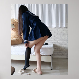 遅刻しそうで急いで着替える日本の女子高生 ポスター