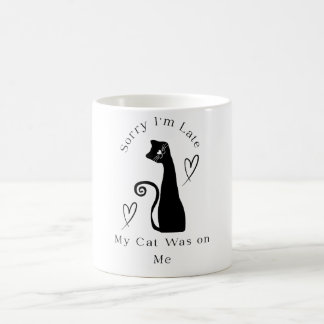 遅刻してすみません、私の猫が乗ってました - 猫好きのための面白いデザイン コーヒーマグカップ