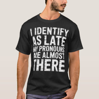 遅刻します 私の代名詞はもうすぐです Tシャツ