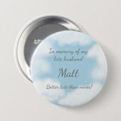 「遅刻夫、いつかは来る」ユーモアなカスタム 缶バッジ (正面&裏面)