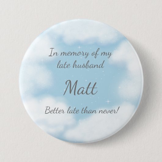 「遅刻夫、いつかは来る」ユーモアなカスタム 缶バッジ (正面)