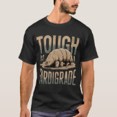 遅発性のおもしろい微生物学の水差しのように強い Tシャツ (正面)