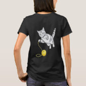 遊びに興じるトラ猫の鉛筆画 Tシャツ (裏面)