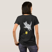 遊びに興じるトラ猫の鉛筆画 Tシャツ (裏面フル)