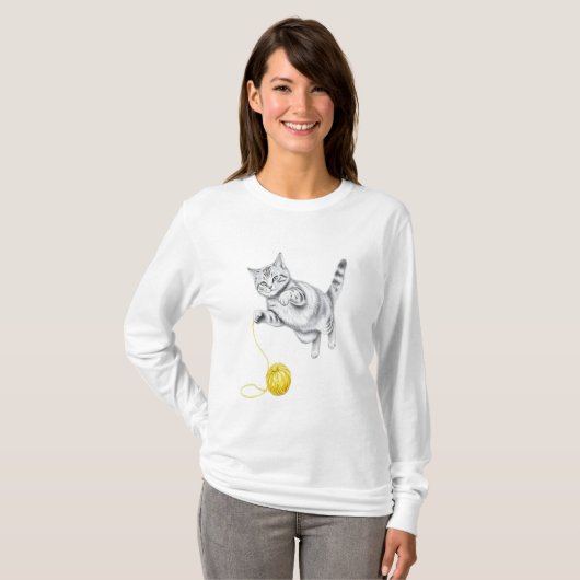 遊びに興じるトラ猫の鉛筆画 Tシャツ (正面フル)
