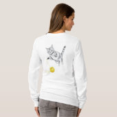 遊びに興じるトラ猫の鉛筆画 Tシャツ (裏面フル)