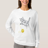 遊びに興じるトラ猫の鉛筆画 Tシャツ (正面)