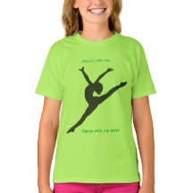 遊び場でライム色のTシャツ