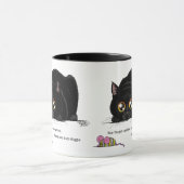 遊び心あふれるクリーム色の子猫の尻尾フリフリ黒猫 マグカップ (中央)