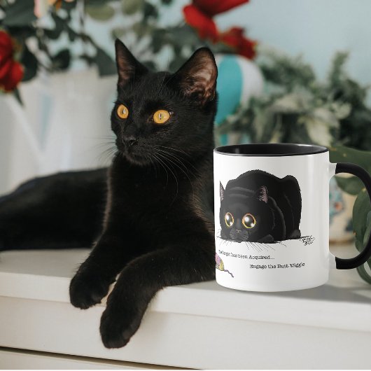 遊び心あふれるクリーム色の子猫の尻尾フリフリ黒猫 マグカップ