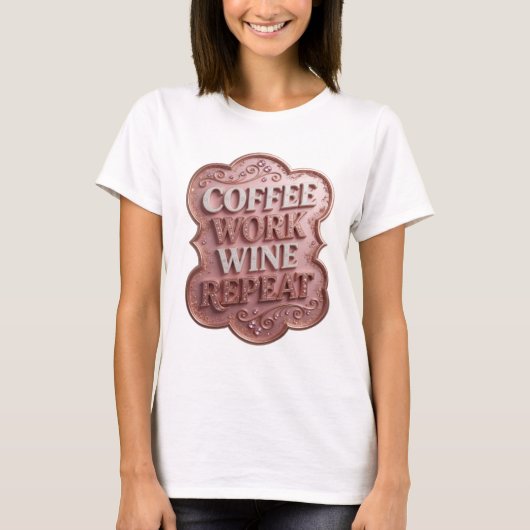 遊び心あふれるピンクの「COFFEE WORK WINE REPEAT」ステートメントTシャツ Tシャツ (正面)