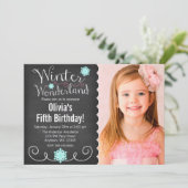 遊び心あふれる冬のワンダーランド ティール写真誕生日 招待状 (スタンド正面)