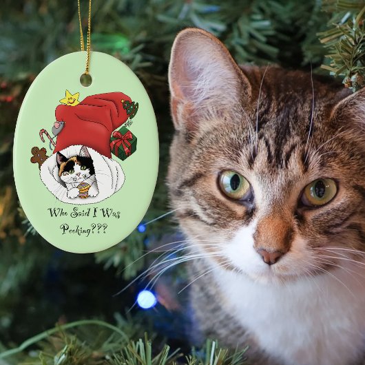 遊び心あふれる赤いクリスマスの三毛猫の休日 セラミックオーナメント