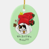 遊び心あふれる赤いクリスマスの三毛猫の休日 セラミックオーナメント (正面)