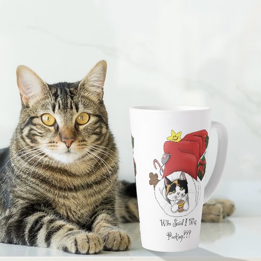 遊び心あふれる赤いクリスマスの三毛猫の子猫の休日 カフェラテマグ