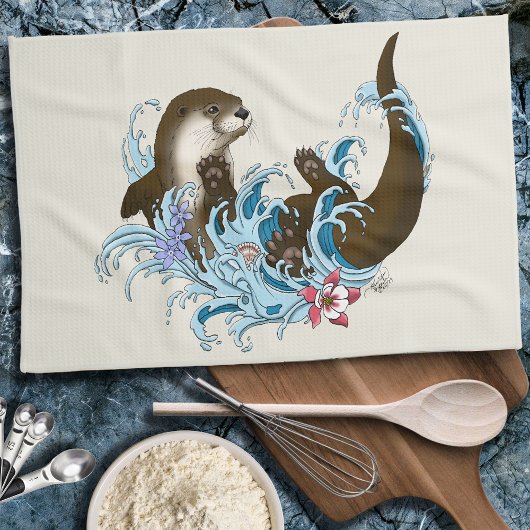 遊び心あふれる青いカワウソの水しぶき キッチンタオル