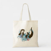 遊び心あふれる青いカワウソの水しぶき トートバッグ (裏面)