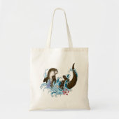 遊び心あふれる青いカワウソの水しぶき トートバッグ (正面)