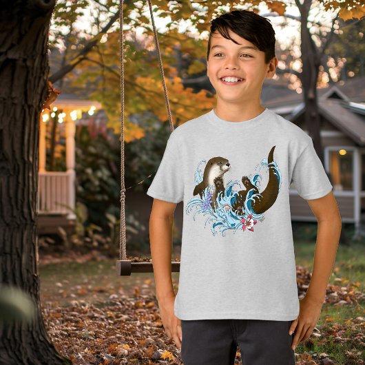 遊び心あふれる青いカワウソの水しぶき Tシャツ
